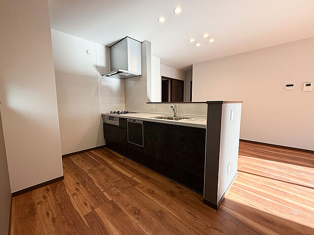 【2号棟 対面キッチン】