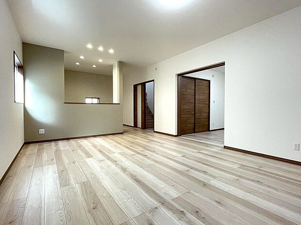 【1号棟 リビング写真】