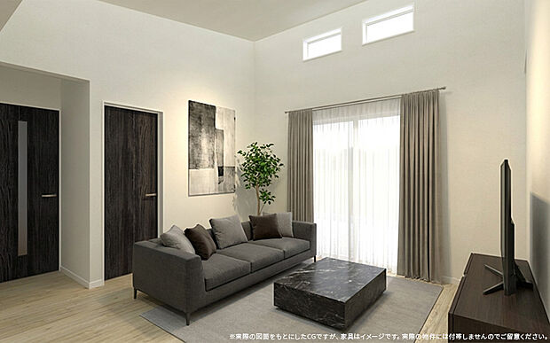 高い位置にある窓から光が降り注ぐ、開放感たっぷりのリビングです！休日はふかふかのソファに座って、ご家族でゆっくりと映画鑑賞を楽しめます。忙しい毎日の中で、心からリラックスできる憩いの場になります♪