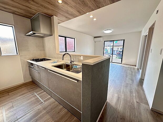 明るい日差しが差し込む広々としたLDKは、お子様が遊ぶ姿を見守りながら料理ができる設計です!ご家族の笑顔が集まる中心になりますね♪