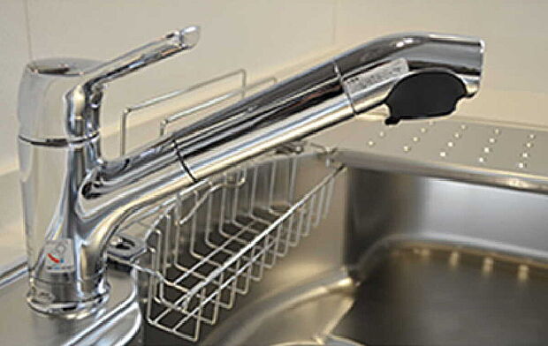 【【安心安全は身体を作る水から 浄水カートリッジ一体型水栓】※】浄水カートリッジ一体型のシャワー水栓。
広めのシンクでも掃除がしやすいシャワーノズルを採用し、お手入れラクラクの環境を整えました。