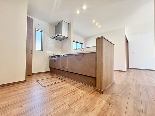 【【2号棟 対面キッチン】】落ち着いた木目調のカウンターが目を引く対面キッチン!カウンターで軽食を楽しんだり、お子様の宿題を見守ることもでき、コミュニケーションもスムーズです♪