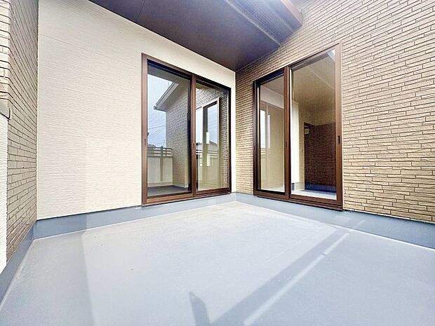 【【2号棟　インナーバルコニー】】主寝室と2階洋室から出入り可能なゆとりある広さのバルコニー♪
洗濯物を干すだけでなく、ベランピングも楽しめそうです！