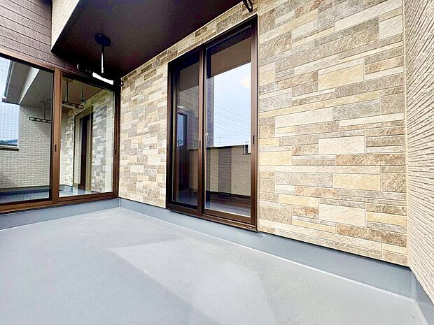 【【4号棟　インナーバルコニー】】2つのお部屋からアクセス可能なワイドなバルコニー！洗濯物や布団を干すときも便利な導線ですね♪