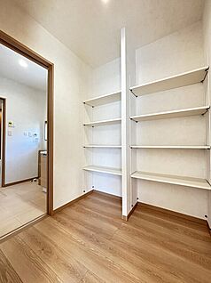 【4号棟　便利なホール収納スペース】