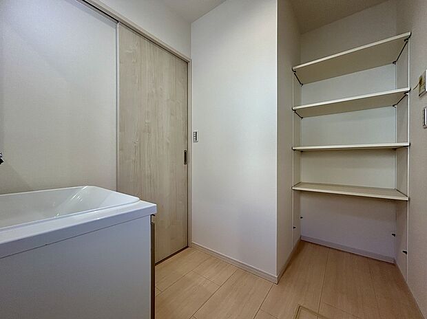 【【4号棟　洗面所収納】】洗面所には、タオルや洗剤のストックを収納できる棚が充実した洗面所！家事の効率も上がり、水回りもいつもすっきり片付きます！