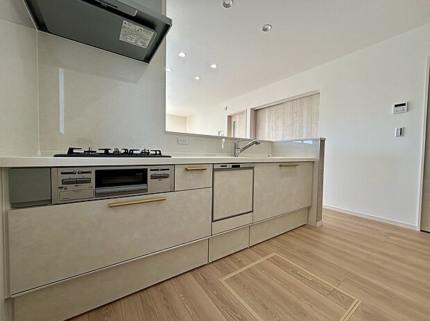 【【4号棟　キッチン】】スライド収納付きシステムキッチン。パスタ鍋や圧力鍋の出し入れもスムーズ