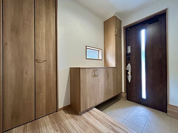 【【1号棟　玄関】】玄関横にウォークインクローゼット付き、上着やコート、仕事用のカバンなど収納できます♪