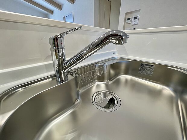 【【安心安全は身体を作る水から 浄水カートリッジ一体型水栓】】浄水カートリッジ一体型のシャワー水栓。
広めのシンクでも掃除がしやすいシャワーノズルを採用し、お手入れラクラクの環境を整えました。