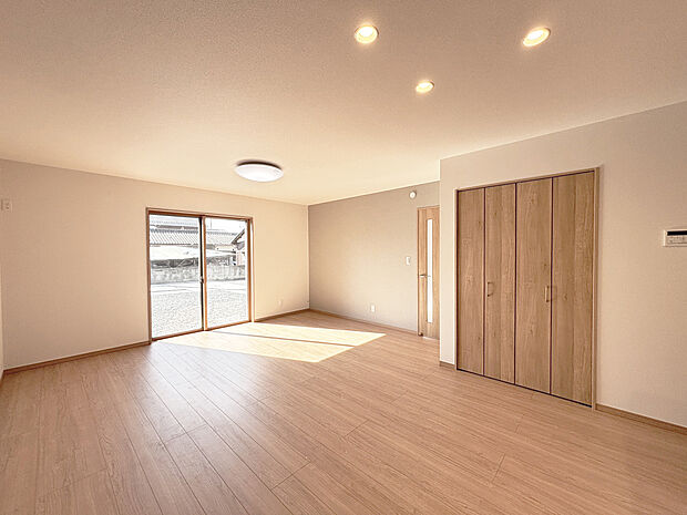 【【3号棟　リビング】】広々とした18.7帖の広さ♪
家族が集まるリビングでゆったり過ごせそう！