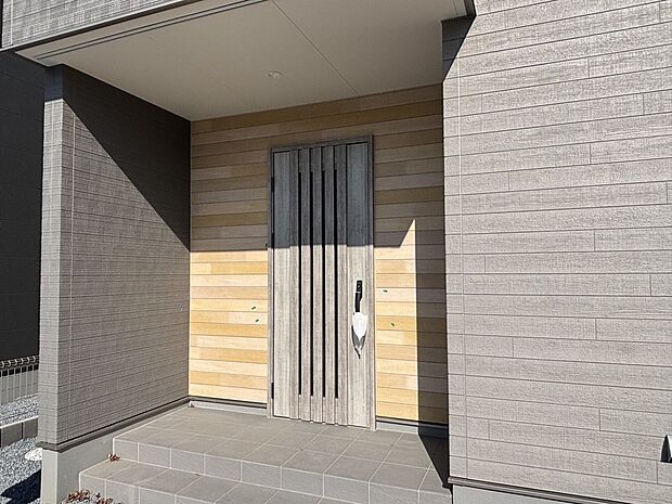 【【3号棟　玄関ポーチ】】広々とした玄関ポーチは、傘立てを置いたり、天気が良い日は靴を干したりもできますね♪