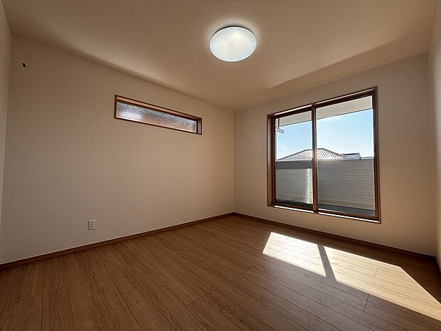 【【3号棟　主寝室】】7.7帖の広々とした主寝室は大きめのベッドもラクラク置けます♪
主寝室からバルコニーに出られます！