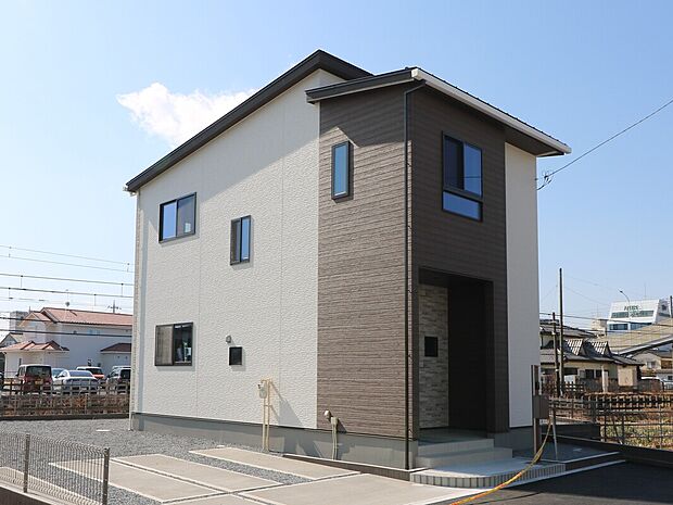 【【3号棟　現地外観】】敷地面積：277.88 m2(84.05 坪)
※地役権設定の:35.20m2(10.64坪)を含む 
建物面積：105.90 m2(31.97坪)※令和7年11月時点