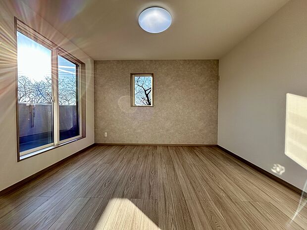 【【1号棟 主寝室】】アクセントクロスが映える明るい空間。
落ち着いた雰囲気の主寝室には、自然を感じられる小窓からの景色が！ご夫婦のプライベートな時間を穏やかに彩ってくれますね♪