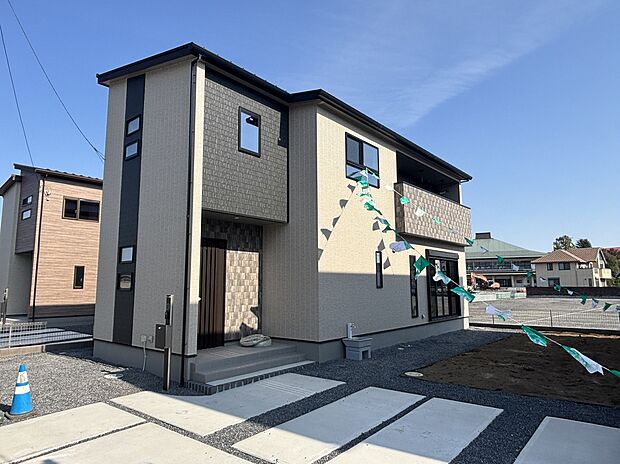 【【4号棟外観】】
温かみのあるベージュとシックな色味を組み合わせた、落ち着きのある佇まいです！南側からの日差しがたっぷり差し込む設計で、お洗濯物もカラッと乾きます♪