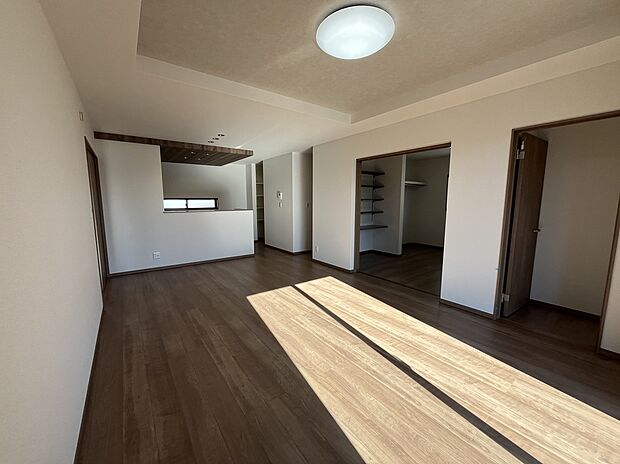 【【1号棟　リビング】】18帖の広々としたリビングです♪
折り上げ天井でさらに開放感UP！