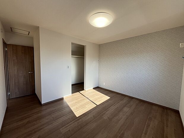 【【1号棟　主寝室】】主寝室にはウォークインクローゼットがあるので、お洋服や季節物もラクラク収納♪
