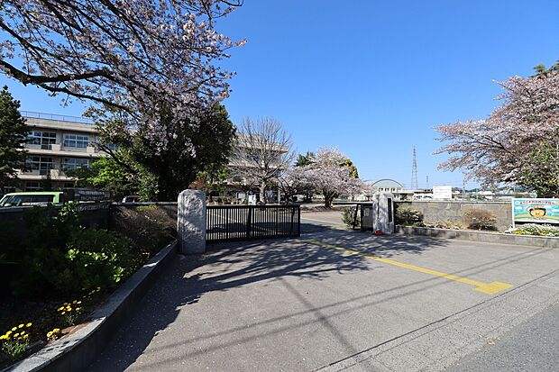 熊谷市立熊谷市西小学校(約1,300m)