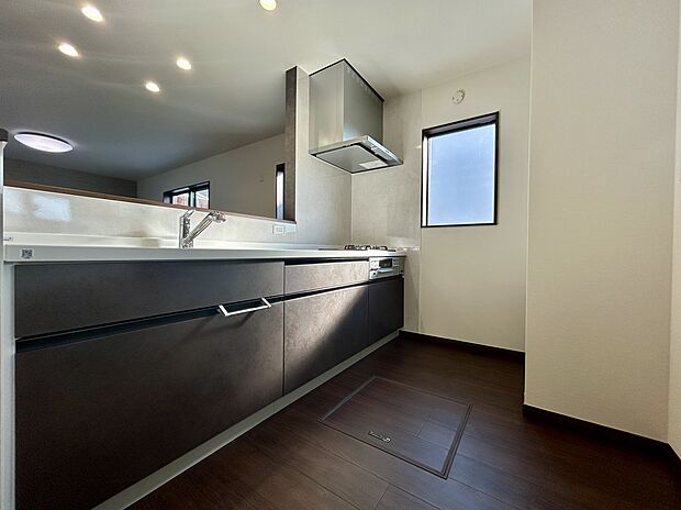 【【2号棟　キッチン】】カウンターキッチンから家族の様子を見守りながら、毎日楽しくお料理できるシステムキッチンです！火力も十分な4口コンロで、週末の作り置きもテキパキこなせますね♪