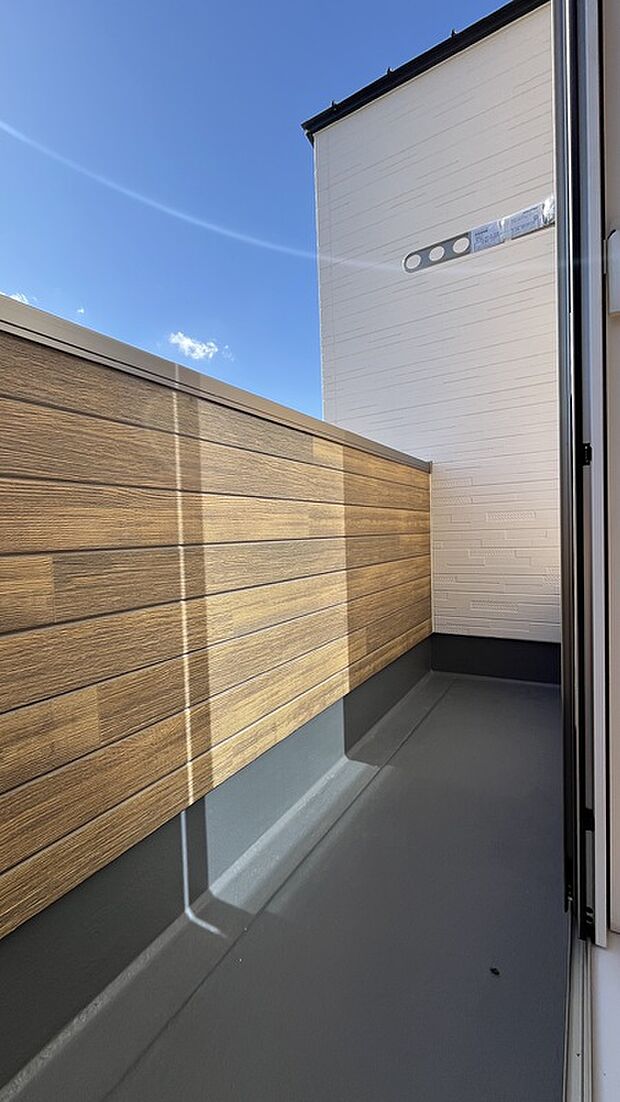 【【2号棟　バルコニー】】寝室前にはバルコニーもありますので洗濯物や布団干しも出来ます♪