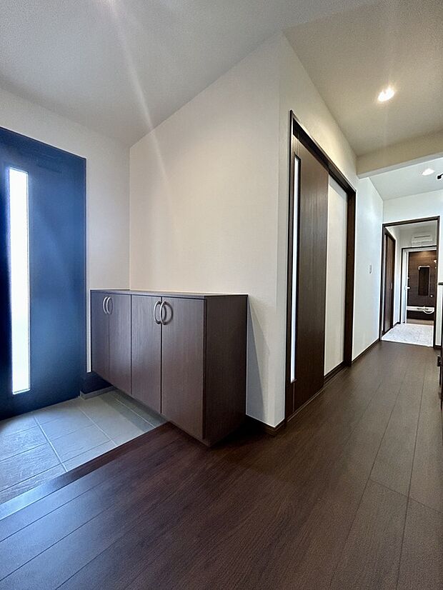 【【2号棟　玄関】】玄関横に可動棚付き土間収納を備えた空間です！キッチンの隣に玄関には土間収納とクローゼットがあるので、雨具や三輪車を置いても余裕の広さ