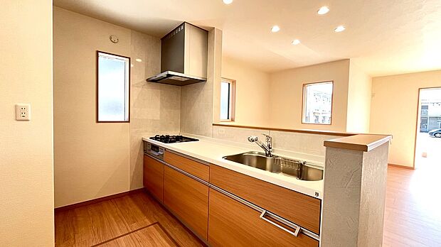 【【1号棟・キッチン】】カウンターキッチンから家族の様子を見守りながら、毎日楽しくお料理できるシステムキッチンです！火力も十分な4口コンロで、週末の作り置きもテキパキこなせますね♪