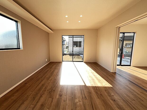 【【3号棟　LDK】】15.7帖の広々としたLDKは、白を基調とした清潔感あふれる空間です！家族でゆったりと食事を楽しめますね♪