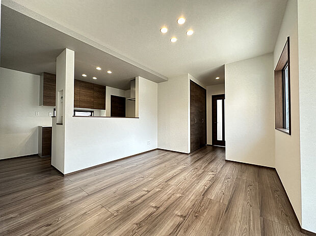 【【ファミリーラウンジ】】広々としたLDK空間は、家具の配置も思いのまま!週末は家族みんなでホームパーティーを楽しめますね!採光もバッチリで明るい毎日を過ごせます♪