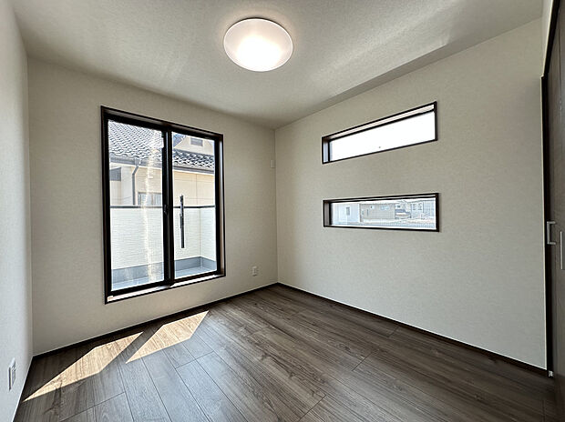 【【洋室】】二面採光で明るく風通しの良い洋室!お子様の成長に合わせて、学習机とベッドを置いてもゆとりのある空間が確保できます!趣味の部屋にもぴったりですね!