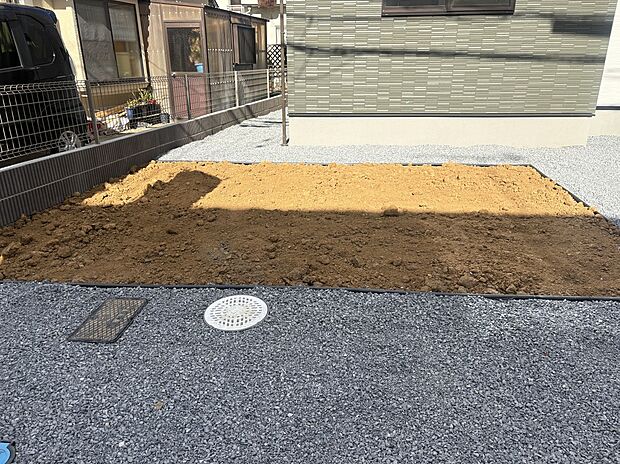 【【庭スペース】】南側に面した明るいお庭スペースです！ガーデニングや家庭菜園を楽しめるだけでなく、お子様のビニールプール遊びやBBQなど、ご家族の好みに合わせた外遊びを満喫できます♪