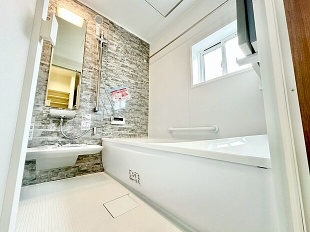 【1号棟/ユニットバス】アクセントパネルが印象的な1坪サイズの浴室。高断熱浴槽で追い炊き回数を減少できる他、換気乾燥暖房機能も付いているため、ヒートショック対策もできます!