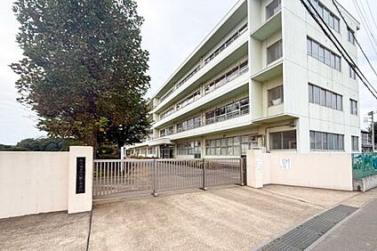 牛久市立牛久第三中学校 徒歩650m
