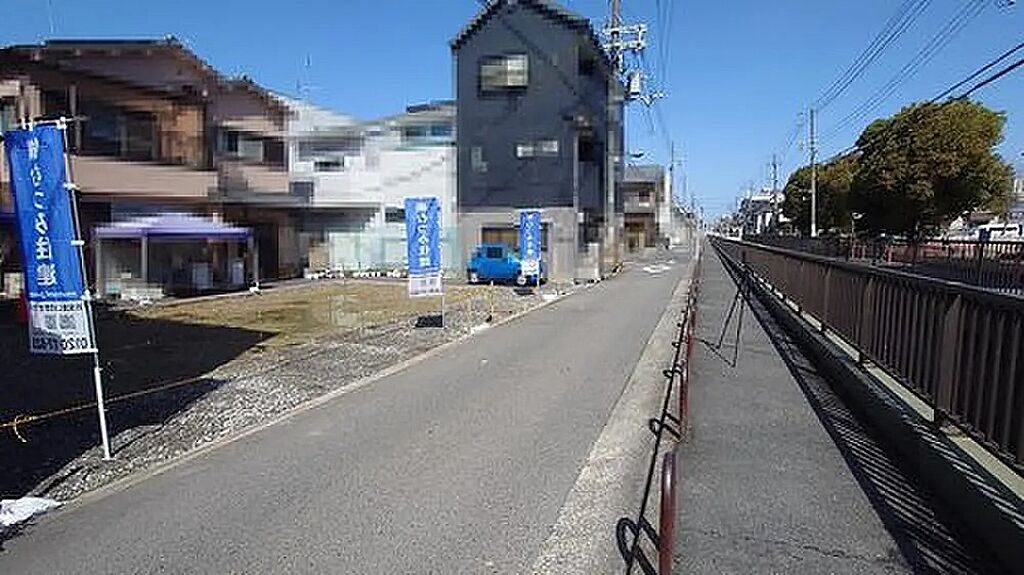 【前面道路含む現地写真】
大阪市立鷹合小学校まで徒歩2分(約160m)。低学年のお子様や、学校行事に参加されるご家族・保護者様にも通いやすい距離です。