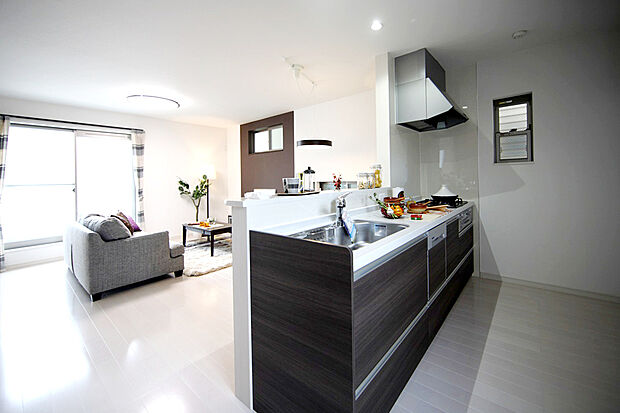 【当社施工例】キッチン
対面式のシステムキッチンです。ホワイトとダークブランの洗練されたデザイン。広さにゆとりがあるので、複数人での調理もスムーズに行えます。