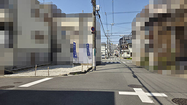 【前面道路含む現地】
見通しの良い角地。前面道路幅は北側・東側ともに約6.0mとゆとりがあるので、お車同士のすれ違いや駐車も楽に行えます。