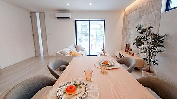 【【当社施工例】LDK】掃き出し窓から、自然光が豊かに差し込むLDK。開放感があります。天井高の扉は縦長のスリット窓付きですので、住空間の広がりを感じることができます。