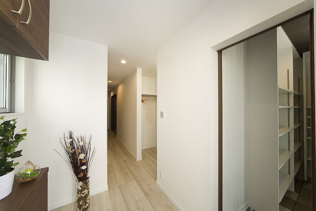 【【当社施工例】玄関ホール】すっきりした玄関ホール。アウトドア用品やゴルフバッグなどのかさ張る荷物が、きちんと片付くシューズインクロークが設けられています。土足のまま出し入れができ便利です。