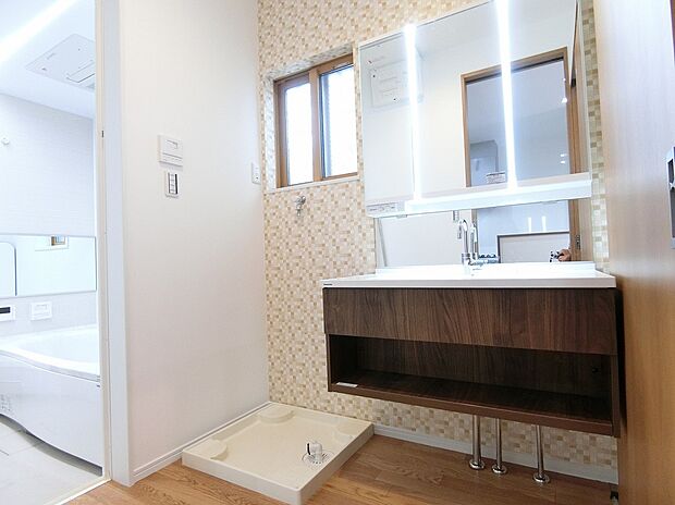 【【当社施工例】洗面室】デザイン性の高いフロートタイプの三面鏡付洗面化粧台です。インテリアのように空間に馴染み、洗面所をおしゃれにコーディネートできます。