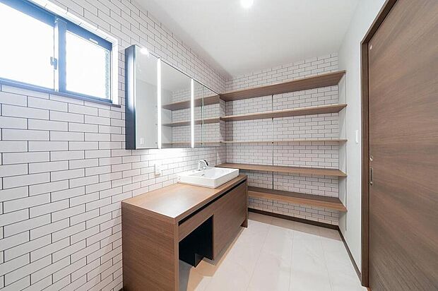 【【当社施工例】洗面室】明るくて開放的な洗面室。2人同時に入っても十分な広さが確保されています。壁側に設けられたオープン収納は、タオルやパジャマなどたっぷり収納可能。