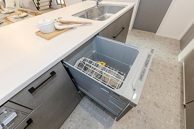【【当社施工例】キッチン】食器洗浄乾燥機は、食後の家事負担を軽減してくれる便利な設備です。手洗いよりも少ない水で、効率よく洗い上げる節水効果も魅力のひとつ。
