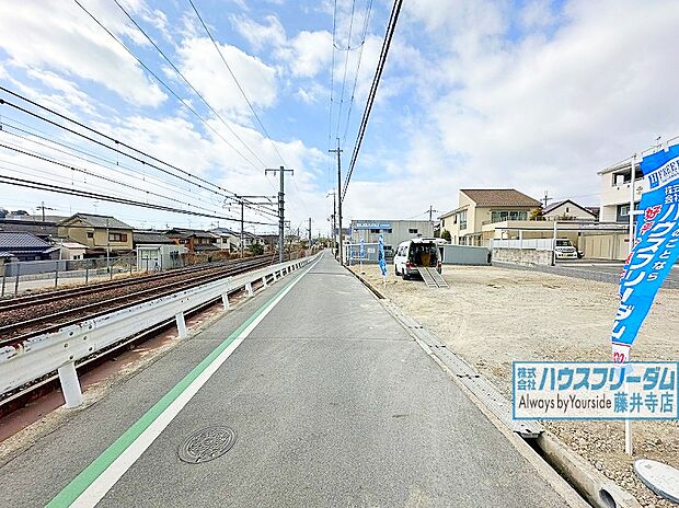 公園が徒歩圏内に複数あり、子育て世帯にもおすすめの住環境です♪車通りが少なく、見晴らしの良い道路です
駐車もラクラク行えます！