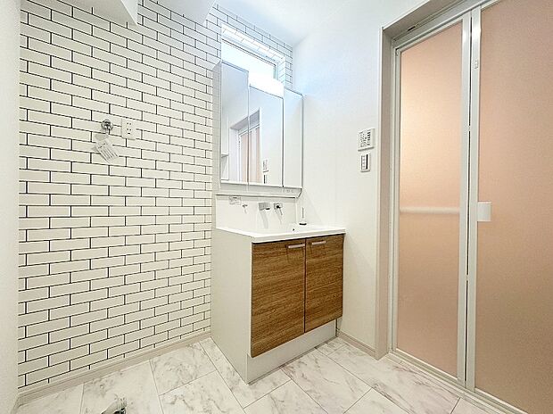 【洗面所】明るく、清潔感溢れる洗面所。
3面鏡で身だしなみチェックもばっちりです。