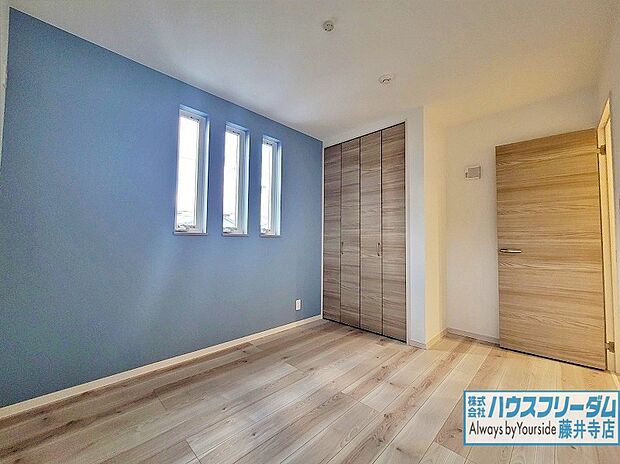 【明るい光が差し込む洋室です♪（ 同形状・同仕様）】優しい光と心地良い風の通り抜けるお部屋は風が抜けると気持ちよく爽快感のある空間となります！