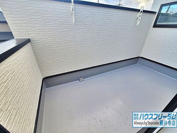 【バルコニー】広々としたバルコニーです。日当たりと風通しがとても良いです。バルコニーでは気持ちよくお洗濯物を乾かすことができます。