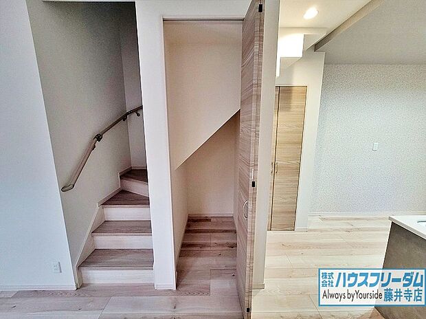 【収納】リビングにも収納があるのが嬉しいポイント。お掃除道具や、ご家族共有の荷物などを収納する際に便利なリビングの収納スペースです。