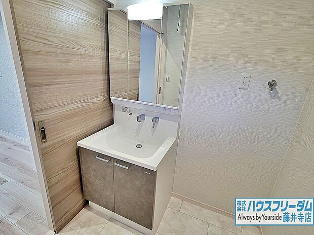 【洗面化粧台【同社施工例】】明るく、清潔感溢れる洗面所。
3面鏡で身だしなみチェックもばっちりです！