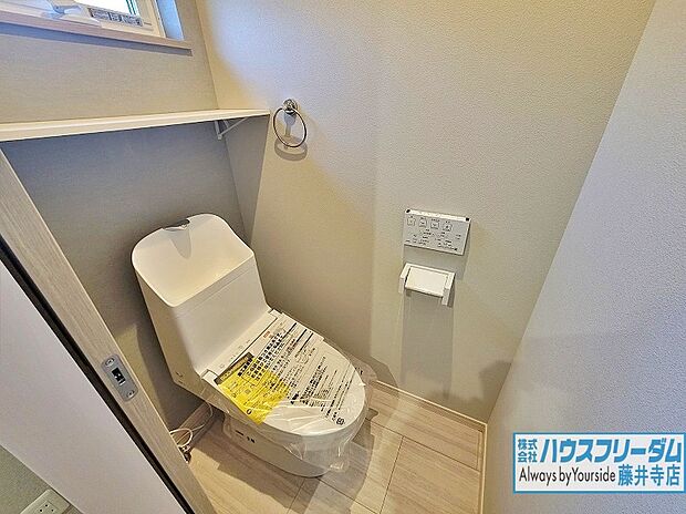 【トイレ【同社施工例】】ウォシュレット付きのトイレは便利ですね♪清潔感のある空間で、落ち着きます♪※2階トイレオプション【価格】149,000円(税込)
