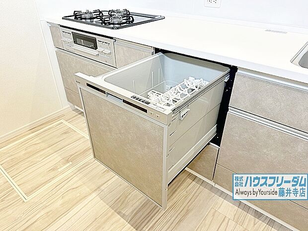 【便利な食器洗い乾燥機付き≪3号地≫】食器洗浄乾燥機が標準装備されたシステムキッチン。強力な洗剤を使い食器類を洗浄するため、油汚れも短時間ですっきり。水に触れる時間を短縮できるため、手荒れの予防にも繋がりそうです。