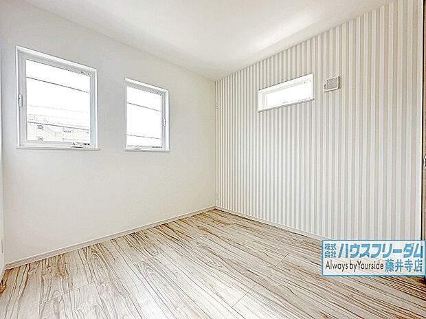 【明るい光が差し込む洋室です♪≪3号地≫】優しい光と心地良い風の通り抜けるお部屋は風が抜けると気持ちよく爽快感のある空間となります！部屋数が多いので一人ずつ個室を持つことが出来ます。