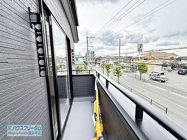 【日当たりのいいバルコニーです!】たっぷりと日差しが降り注ぎ、洗濯物の乾きも期待できそうです!